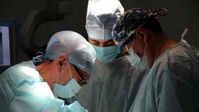 Врачи в присутствии журналистов удалили часть языка мужчине, чтобы спасти ему жизнь