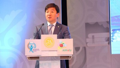 Аким Алматы раздал учителям 152 миллиона тенге
