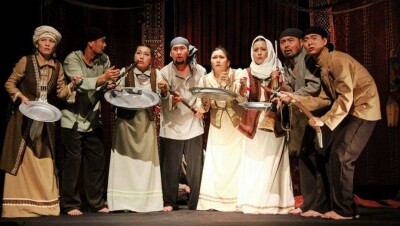 "Діңкелеген" драматургия