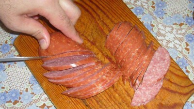 Ребёнок умер от отравления колбасой в Актау, ещё пятеро членов семьи в больнице 