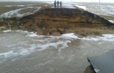 Жители СКО не могут попасть в Петропавловск из-за разрушенной талыми водами дороги