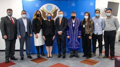 Помощник госсекретаря США встретилась с этническими казахами, содержавшимися в лагерях в Синьцзяне