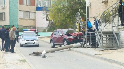 Женщина-водитель в Актау врезалась в столб и сбежала