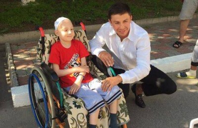 Геннадий Головкин исполнил мечту детей, навестив их в онкологии Алматы