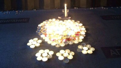 Свечи в виде сердца и лапы зажгли алматинцы в память о животных, погибших от рук человека