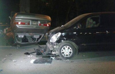 В Алматы автомобиль врезался в микроавтобус и перевернулся