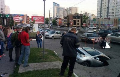 Провалившийся под асфальт автомобиль сняли на видео очевидцы