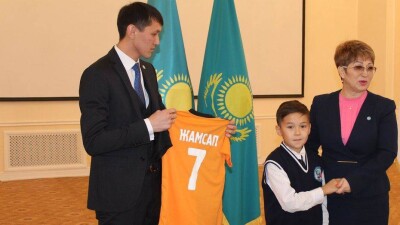 Правящая партия взяла шефство над мальчиком по имени Нұротан