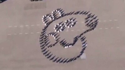 Китайские военные в честь нового года выстроились в фигуру, изображающую свинку Пеппу