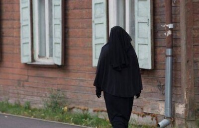 Женщина в никабе на детской площадке напугала жителей Актобе
