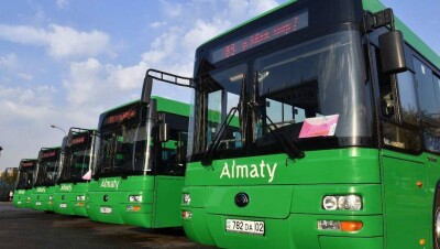 Автобусы с дырками в полу и скотчем на поручнях заменили на новые в Алматы