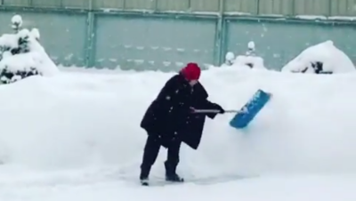 Макпал Жунусова вышла на борьбу со снегом