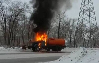 Очевидцы сняли на видео, как горит снегоуборочная машина в Актобе