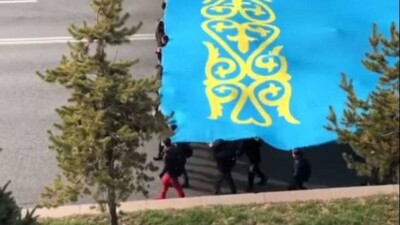 Алматинцы устроили флешмоб на проспекте Назарбаева