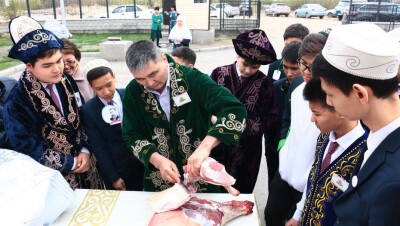 Во время празднования Наурыза школьников Семея учили разделывать тушу барана