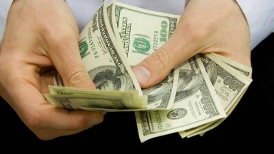 Доллар подешевел на бирже ещё на 2 тенге, с начала апреля – на 35 тенге