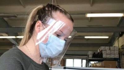 Официантов обязали носить защитные экраны во время работы. Рестораторы выступили против