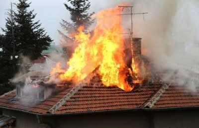 В Атырау полицейские спасли от пожара семью из семи человек