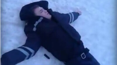 Писающий полицейский в ЗКО: стража порядка сняли на видео в отключке