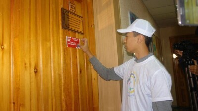 Госучреждения Усть-Каменогорска обклеили антикоррупционными стикерами