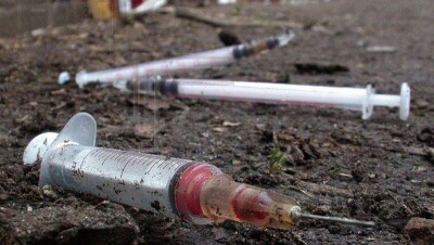 На детской площадке в Алматы ребёнок проткнул ногу иглой от шприца наркомана 