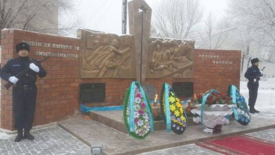 В Актобе в память об убитых во время теракта военнослужащих открыли мемориал