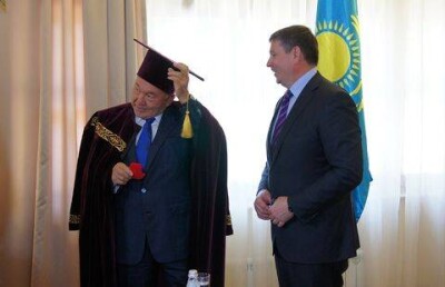 Назарбаеву вручили диплом Почётного доктора Уральского федерального университета