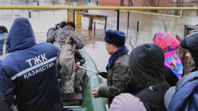 Более 300 человек эвакуировали на лодках в Актобе из-за паводков