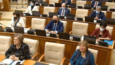 Депутаты Мажилиса старше 65 лет остались дома. Они в группе риска по коронавирусу