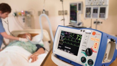 Пострадавший в пожаре из-за падения ракеты находится в реанимации 