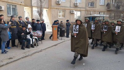 В Актау гвардейцы провели персональный парад Победы для 94-летнего ветерана ВОВ