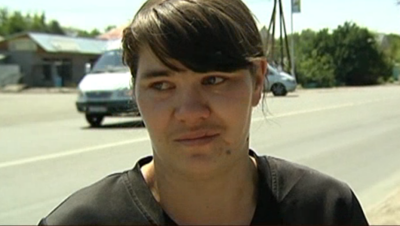 Мать, швырявшую на пол маленькую дочь, могут лишить прав на всех её троих детей