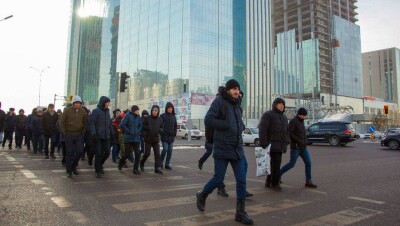 Десятки рабочих собрались перед "Абу-Даби Плаза" в знак протеста против массовых увольнений