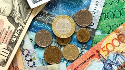 Доллар на бирже обвалился до 328 тенге