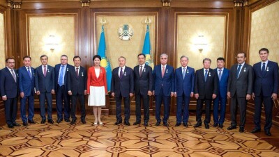 Нурсултану Назарбаеву вручили медаль в честь 20-летия Астаны