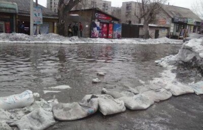 Семейчане перегораживают улицы мешками с песком, спасаясь от наводнения 