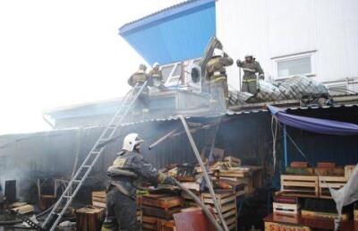 Три торговых павильона сгорели на рынке в Петропавловске