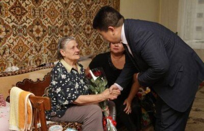 Чиновники из Усть-Каменогорска извинились перед бабушкой за то, что считали её умершей