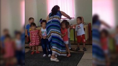 В детском садике ЮКО сняли на видео, как педагог бьёт малыша