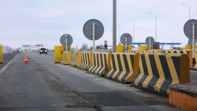 В Актобе полицейского подозревают в том, что он пропустил через блокпост водителя за два блока сигарет