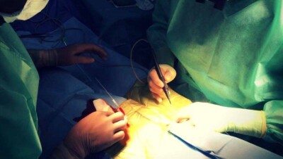 Пациент, которому провели первую гибридную операцию на сердце, идёт на поправку