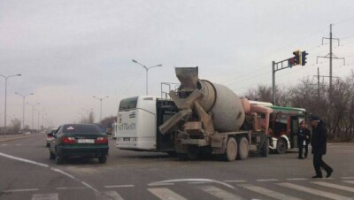 Девочка пострадала при столкновении автобуса и бетономешалки в Астане