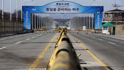 На границе между КНДР и Южной Кореей подняли жёлтые флаги