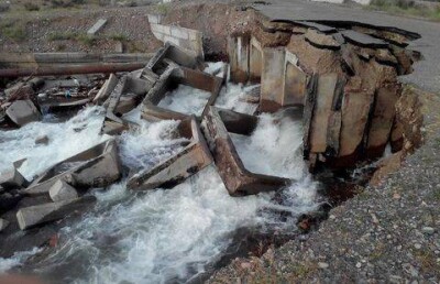 В Алматинской области водный поток разрушил мост