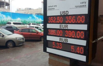 На бирже курс доллара вырос почти на 2 тенге