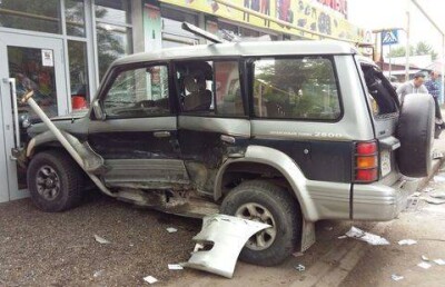 В Алматы джип чуть не сбил пешеходов и врезался в магазин