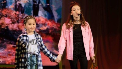 Данэлия Тулешова спела вместе с детьми, победившими онкологические заболевания 