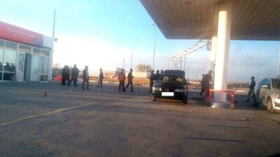 В Актау отстоявшие пять часов в очереди за газом водители накинулись на сотрудников АГЗС