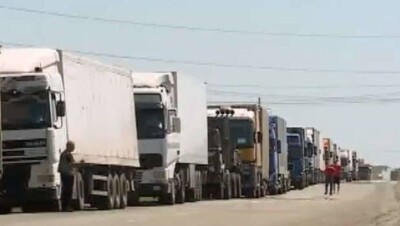 Километровая очередь из фур образовалась в Костанайской области на границе с Россией