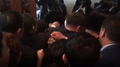 Чиновникам в Актобе посоветовали быть бодрее и не толкаться в гардеробе